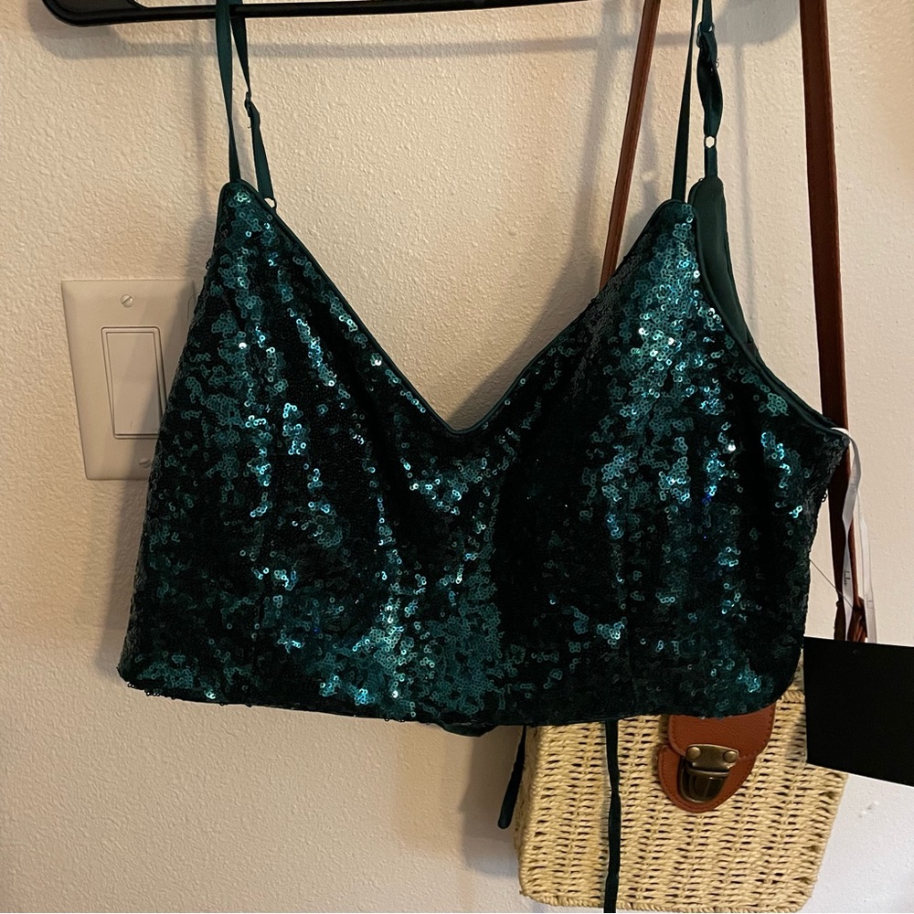 Women’s Lulu’s Sequin Crop Top in size XL NWT